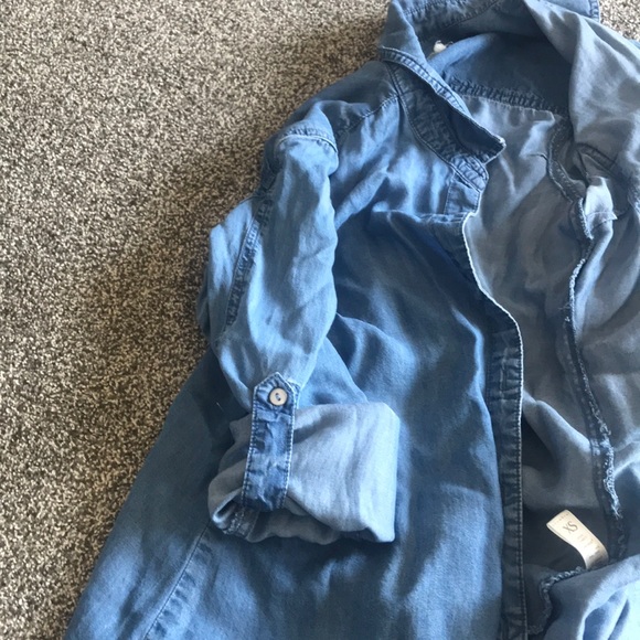 3/$20 Chambrai light weight denim shirt women’s XS - Picture 7 of 7
